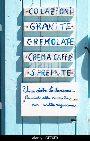 Elenco di gelato sulla porta di una tipica siciliana gelateria Foto Stock