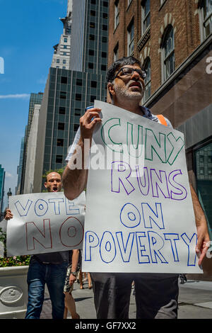 New York, Stati Uniti. 28 Luglio, 2016. CUNY i membri dello staff stanno protestando lo sfruttamento dei professori a contratto da CUNY, come è loro negato l'orario di ufficio e di parità di retribuzione per pari lavoro e spesso impedito di lavorare anche un numero sufficiente di classi per pagare le bollette mentre lottava per sollevare i salari e rendere superlavoro una cosa del passato. Essi sono anche per protestare contro le tasse scolastiche escursioni a piedi a CUNY e chiedendo il ritorno del CUNY libero. Credito: Erik McGregor/Pacific Press/Alamy Live News Foto Stock