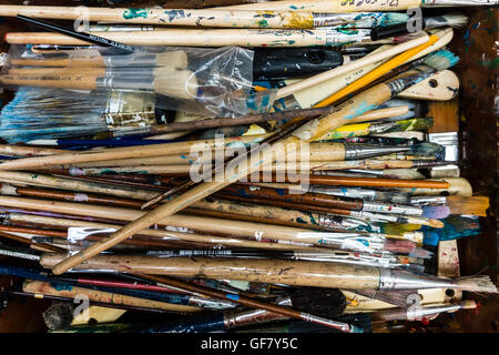 In prossimità di un palo casuale assortiti di artista spazzole in un artista's studio. Foto Stock