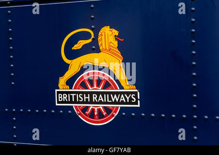 British Railways emblema sul lato del re Edward II treno con un leone giallo rosso linguetta sporgente e una ruota di colore rosso Foto Stock