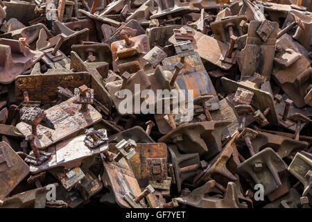 I rottami di ferro arrugginito binario ferroviario le parti presso il Didcot Railway Centre in Oxfordshire Foto Stock