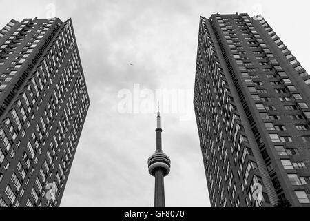 Toronto, Canada - Giugno 2016. Vista della CN Tower tra due grattacieli Foto Stock