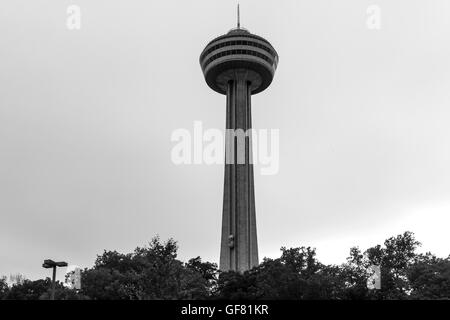 Ontario, Canada - Giugno 2016. La Torre Skylon durante il tramonto alle Cascate del Niagara. Foto Stock