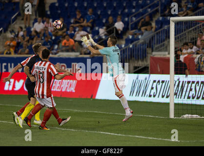 Harrison, Stati Uniti. 27 Luglio, 2016. Sappa (12) di Estudiantes salva obiettivo durante la partita amichevole tra FC Inter Milan & Estudiantes De La Plata a Red Bulls Arena si è conclusa nel tirante 1 -1 © Lev Radin/Pacific Press/Alamy Live News Foto Stock