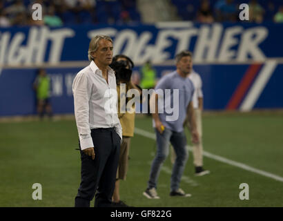 Harrison, Stati Uniti. 27 Luglio, 2016. FC Inter manager Roberto Mancini assiste partita amichevole tra FC Inter Milan & Estudiantes De La Plata a Red Bulls Arena si è conclusa nel tirante 1 -1 © Lev Radin/Pacific Press/Alamy Live News Foto Stock