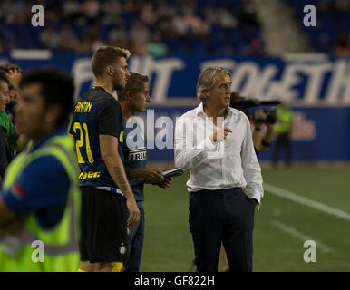 Harrison, Stati Uniti. 27 Luglio, 2016. FC Inter manager Roberto Mancini assiste partita amichevole tra FC Inter Milan & Estudiantes De La Plata a Red Bulls Arena si è conclusa nel tirante 1 -1 © Lev Radin/Pacific Press/Alamy Live News Foto Stock