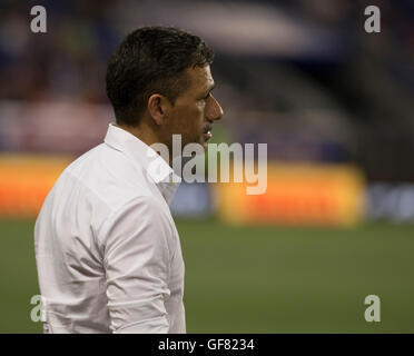 Harrison, Stati Uniti. 27 Luglio, 2016. L'Estudiantes coach Nelson Rivas assiste partita amichevole tra FC Inter Milan & Estudiantes De La Plata a Red Bulls Arena si è conclusa nel tirante 1 -1 © Lev Radin/Pacific Press/Alamy Live News Foto Stock