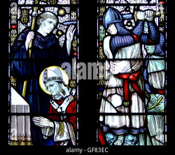 A Canterbury Kent, Regno Unito. San Tommaso di Canterbury chiesa cattolica romana. Le vetrate colorate; il martirio di Thomas Becket un Foto Stock