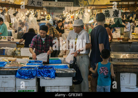 Vita quotidiana al mercato del pesce Tsukiji Foto Stock