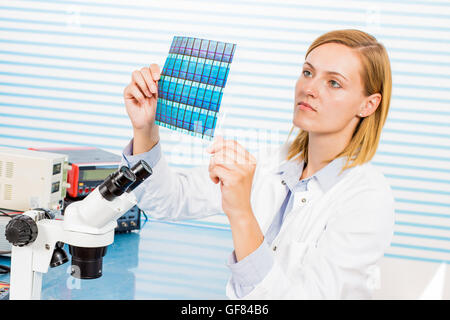 I wafer di silicio di produzione, fotolitografia Foto Stock