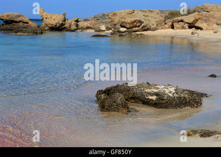 L'acqua cristallina e di colore rosso e la sabbia bianca della spiaggia di Elafonisi, costa Ovest di Creta, Provincia di Chania, Foto Stock