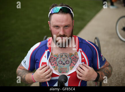 Concorrente Clive Smith mostra il suo tatuaggio al torace durante il prudenziale RideLondon Grand Prix al Lee Valley VeloPark, Queen Elizabeth Olympic Park, a Londra. Foto Stock