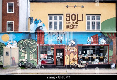 Arte Murale su un negozio in Copenhagen DANIMARCA Foto Stock