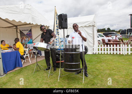 Due percussionisti giocando in fusti di acciaio come parte delle Barbados stand presso il JAEGER LE COULTRE Gold Cup finale al Cowdray Park. Foto Stock