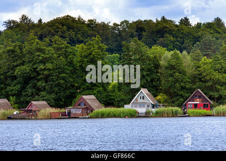 Boathouses lungo il lago di Cracovia / Krakower vedere a Cracovia sono vedere, Rostock distretto nel Meclemburgopomerania Occidentale, Germania Foto Stock