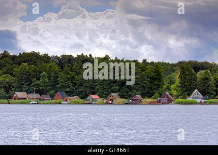 Boathouses lungo il lago di Cracovia / Krakower vedere a Cracovia sono vedere, Rostock distretto nel Meclemburgopomerania Occidentale, Germania Foto Stock