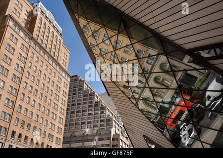 Toronto tour bus su Bloor Street riflessa nel vetro del ROM Crystal Toronto Foto Stock