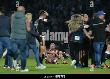 Il Wigan Warriors' Sam Tomkins siede sconsolato sul passo dopo aver perso la Ladbrokes Challenge Cup, semi-finale corrisponde al Keepmoat Stadium, Doncaster. Foto Stock