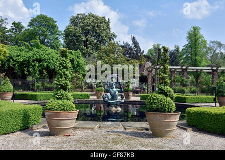 Ornimental pond con statua e topiaria da box, Golders Hill Park, Golders Green, London Borough of Camden Inghilterra Gran Bretagna REGNO UNITO Foto Stock