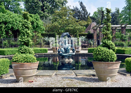 Laghetto ornamentale con statua e topiaria da box, Golders Hill Park, Golders Green, London Borough of Camden Inghilterra Gran Bretagna REGNO UNITO Foto Stock