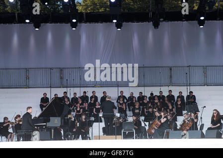 Cracovia in Polonia. 29 Luglio, 2016. Coro a Blonia park per la via della croce in occasione della Giornata Mondiale della Gioventù Cracovia 2016 a Cracovia, Polonia. Credito: Rok Rakun/Pacific Press/Alamy Live News Foto Stock