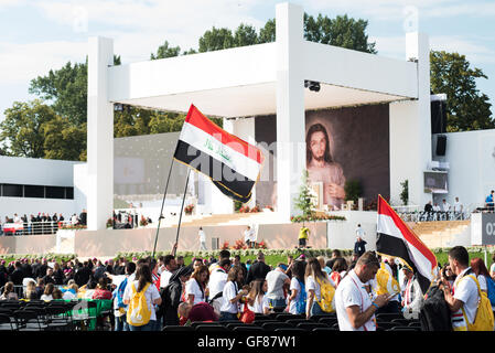 Cracovia in Polonia. 29 Luglio, 2016. Pellegrini a Blonia park per la via della croce in occasione della Giornata Mondiale della Gioventù Cracovia 2016 a Cracovia, Polonia. Credito: Rok Rakun/Pacific Press/Alamy Live News Foto Stock