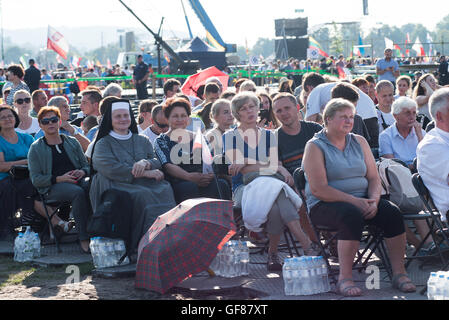 Cracovia in Polonia. 29 Luglio, 2016. Pellegrini a Blonia park per la via della croce in occasione della Giornata Mondiale della Gioventù Cracovia 2016 a Cracovia, Polonia. Credito: Rok Rakun/Pacific Press/Alamy Live News Foto Stock