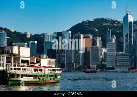Il Terminal dello Star Ferry e il quartiere centrale dello skyline della città e del porto di Victoria e di Hong Kong, Cina. Foto Stock