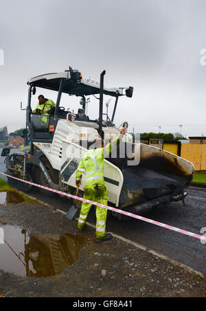 Una Vogele Super 1803-31 lastricatore, azionato dalla Northumberland County Council di effettuare road resurfacing Foto Stock