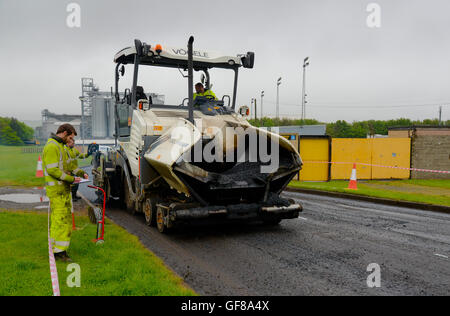 Una Vogele Super 1803-31 lastricatore, azionato dalla Northumberland County Council di effettuare road resurfacing Foto Stock