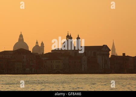 Santa Maria del Rosario - comunemente noto come I Gesuati (1743) a Venezia, Italia all'alba Foto Stock