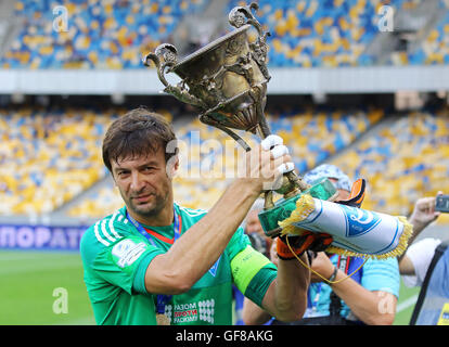 Il capitano del FC Dynamo Kyiv Olexandr Shovkovskyi con premier ucraino Champions League Cup 2015/16 Foto Stock