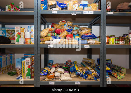 I ripiani di un cibo banca contenente disposizioni a secco Foto Stock
