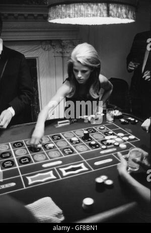 Charlotte Rampling, giocare alla roulette in corrispondenza della coppia di pattini casinol a Londra, 1966 Foto Stock