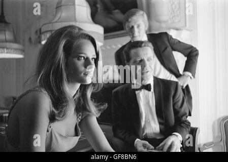 Charlotte Rampling il gioco d'azzardo in corrispondenza della coppia di pattini, un casinò di Londra, 1966 Foto Stock