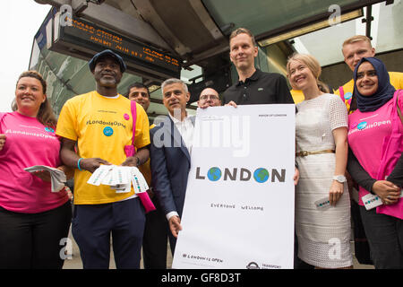 Il sindaco di Londra Sadiq Khan svela un nuovo poster da artista David Shrigley (destro) a Southwark Stazione della metropolitana che è parte di una campagna di raccontano ai visitatori che Londra è aperto per il business come di consueto a seguito del mese scorso referendum UE. Foto Stock
