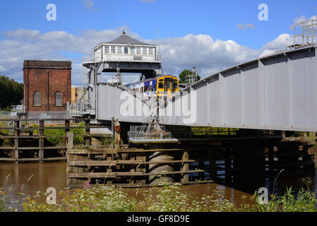 Sprinter classe diesel 158 treno attraversando selby swing ponte costruito nel 1891 attraverso il fiume Ouse,selby, Yorkshire Regno Unito Foto Stock