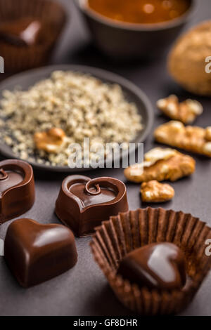 I dolci al cioccolato riempita con marmellata di albicocche e noce Foto Stock