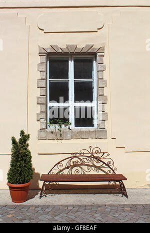 Panca in legno nel cortile del castello di Uzhhorod (Ucraina). Costruito tra il XIII e il XVIII secolo. Foto Stock