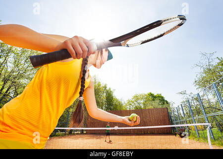 Basso angolo vista del giocatore di tennis contro il cielo blu Foto Stock