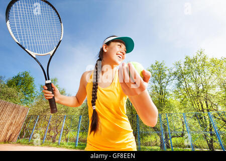 Sporty ragazza adolescente preparando a servire su una corte Foto Stock