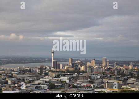 Auckland, Nuova Zelanda - 8 Febbraio 2015: vista dello skyline della città come visto dal monte Eden Foto Stock