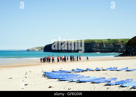 Persone di formazione presso la scuola di surf sulla spiaggia di ballybunion nella contea di Kerry Irlanda Foto Stock