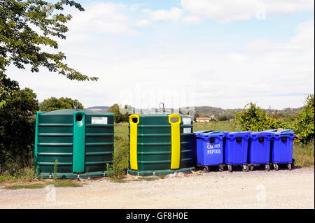 Il contenitore di riciclaggio di bottiglie e vasetti di plastica e di carta sul bordo della strada nel dipartimento francese del Gard. Foto Stock