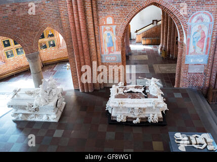 Roskilde, Danimarca - 23 Luglio 2015: il coro con le tombe reali nella cattedrale medievale Foto Stock