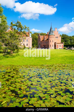 Kvaerndrup, Danimarca - 21 Luglio 2015: vista panoramica del castello di Egeskov Foto Stock