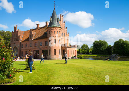 Kvaerndrup, Danimarca - 21 Luglio 2015: il castello di Egeskov visto dal giardino Foto Stock