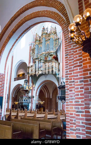 Roskilde, Danimarca - 23 Luglio 2015: l'antico organo del duomo gotico Foto Stock