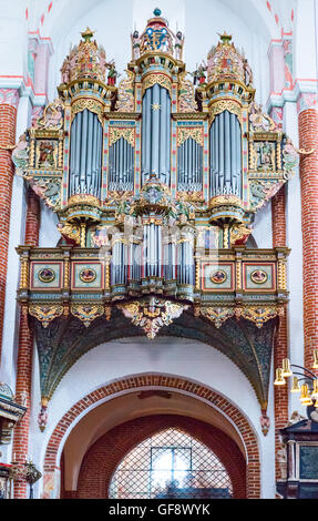 Roskilde, Danimarca - 23 Luglio 2015: l'antico organo del duomo gotico Foto Stock