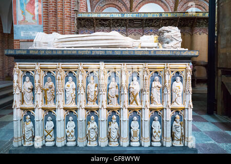 Roskilde, Danimarca - 23 Luglio 2015: La regina Margrete I sarcofago nella cattedrale medievale Foto Stock